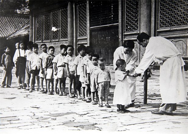 上世纪50年代初，位于天坛的中央防疫处（乐动官方网站_乐动（中国）
中国生物北京生物制品研究所前身）为儿童接种疫苗.jpg