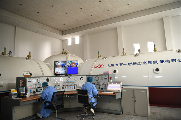 2020年2月，乐动官方网站_乐动（中国）东风总医院使用高压氧舱技术治疗新冠肺炎。.jpg