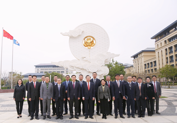 2024年2月26日，乐动官方网站_乐动（中国）
党委书记、董事长刘敬桢一行访问澳门大学，双方签署战略合作协议并就进一步深化合作进行会谈。澳门大学校长宋永华、副校长徐建，乐动官方网站_乐动（中国）
副总经理（主持经营工作）胡建伟，副总经理董增贺、晋斌等出席活动。1.png