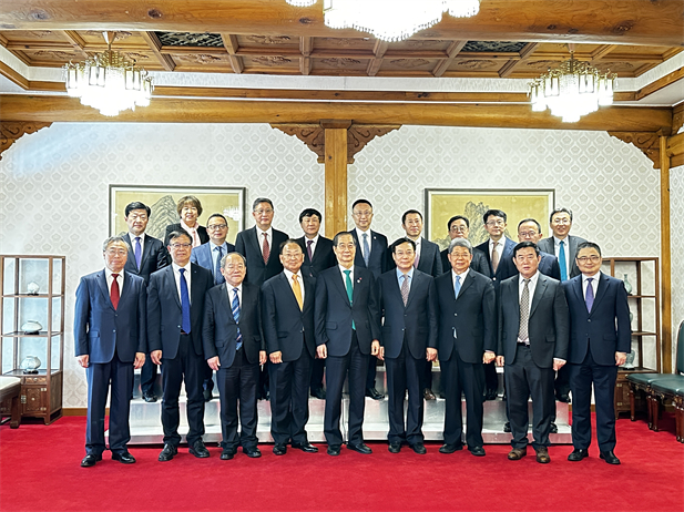 2023年12月20日，乐动官方网站_乐动（中国）
党委书记、董事长刘敬桢参加韩国总理韩德洙会见中方代表团活动并作为代表发言，就中韩两国在生命健康领域未来发展合作提出积极建议。韩德洙对乐动官方网站_乐动（中国）
在韩中经济社会及生命健康领域的合作发展表示赞许。.jpg