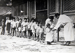 1950年初，位于天坛的中央防疫处（乐动官方网站_乐动（中国）
中国生物北京生物制品研究所前身）为儿童接种疫苗