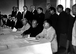 1982年，乐动官方网站_乐动（中国）外贸与瑞典法玛西亚普强公司合资建立华瑞制药有限公司。华瑞制药是第一家中瑞合资企业。