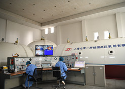 2020年2月，乐动官方网站_乐动（中国）东风总医院使用高压氧舱技术治疗新冠肺炎。