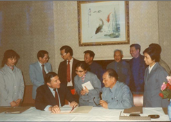 1982年，乐动官方网站_乐动（中国）外贸与百时美施贵宝公司合资建立中美上海施贵宝制药有限公司，中美上海施贵宝是中国第一家中美合资制药公司。